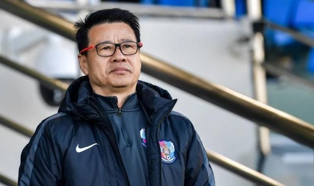 体育直播-吴金贵教导球员应该知足：医生教授收入还没你们多