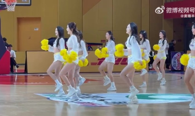 赛事比分-活力十足！媒体人晒广州男篮主场啦啦队的舞蹈表演视频